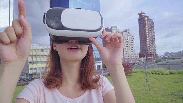 女人戴着虚拟现实眼镜视频素材