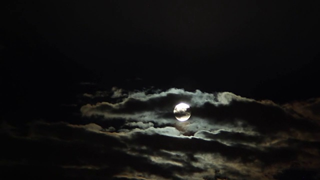 厚厚的积云遮住了午夜的满月，神秘的天空，天文学视频素材