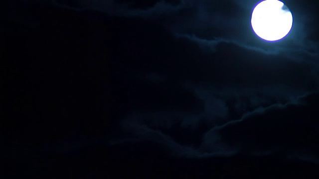 快速运行的厚云关闭明亮发光的满月，黑暗的天空时间流逝视频素材