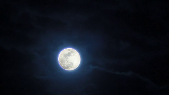 月亮在夜晚闪烁女巫，僵尸，吸血鬼和狼人出来视频素材