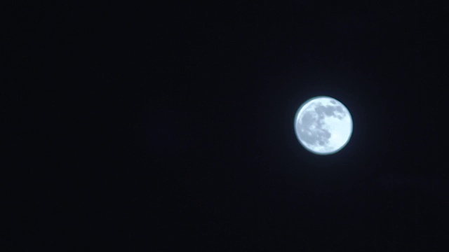 孤独明亮的月盘与许多环形山照亮了漆黑的夜空，午夜时分视频素材