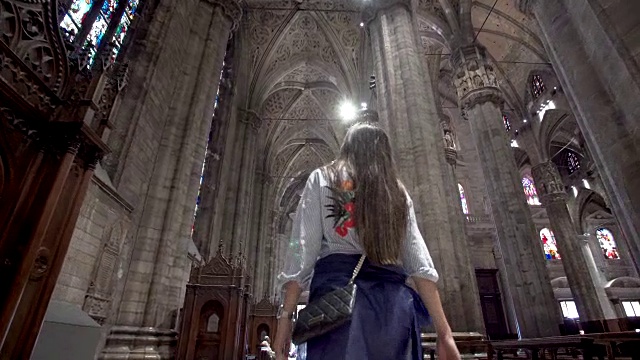 一名女子走进米兰大教堂视频下载