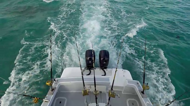 带钓具的摩托艇在海洋中航行视频素材