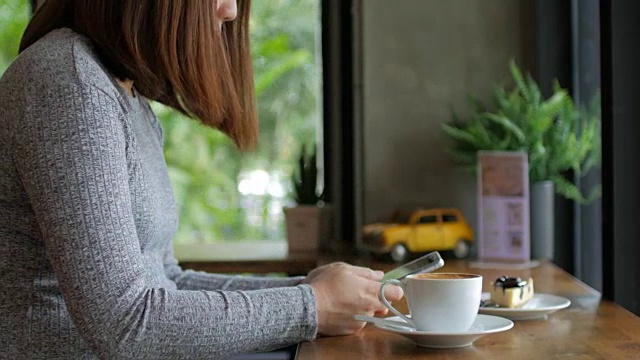 女人使用手机和放松在咖啡馆，摄影视频素材
