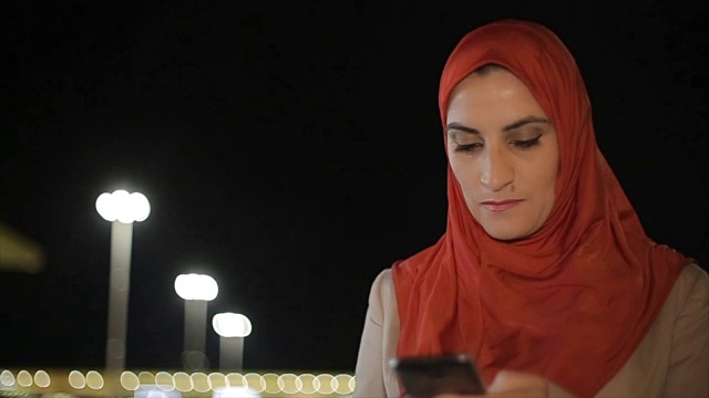 现代阿拉伯妇女与移动电话视频素材