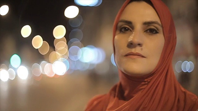街上阿拉伯妇女的肖像视频下载