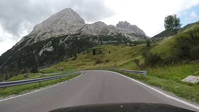 开车经过Fedaia山口。白云石山脉、意大利视频素材