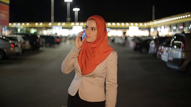 现代阿拉伯女商人在街上打电话视频素材