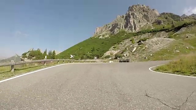 开车穿过波多多山口。白云石山脉、意大利视频素材