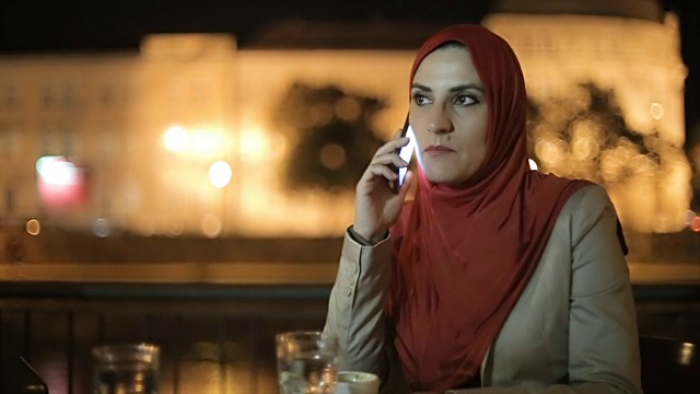 现代阿拉伯女商人在街上打电话视频素材