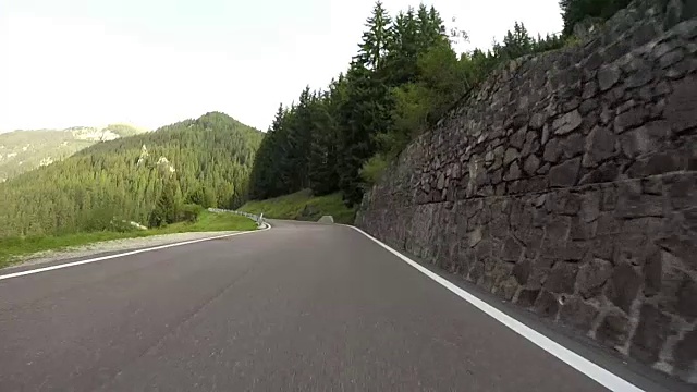 开车穿过波多多山口。白云石山脉、意大利视频素材