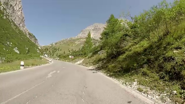 驾车穿过Falzarego山口。白云石山脉、意大利视频素材