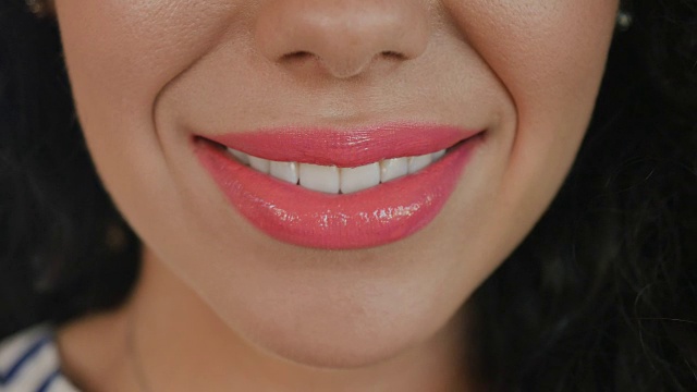 粉红色微笑的女性嘴唇视频素材