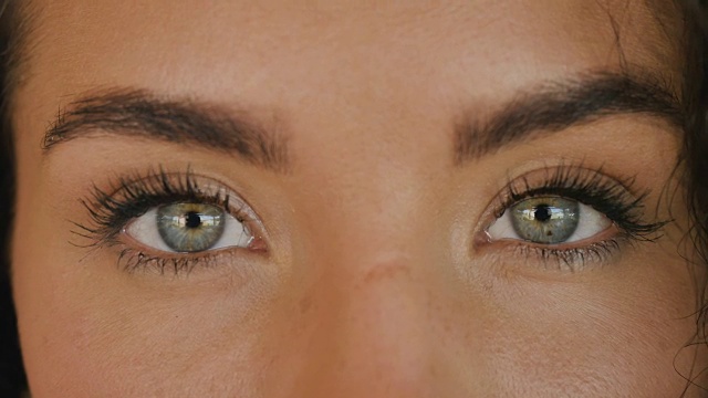 漂亮的绿色的眼睛视频素材