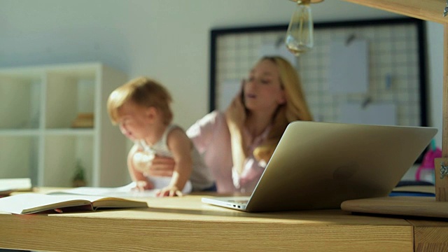 特写的笔记本电脑和家庭在背景视频素材