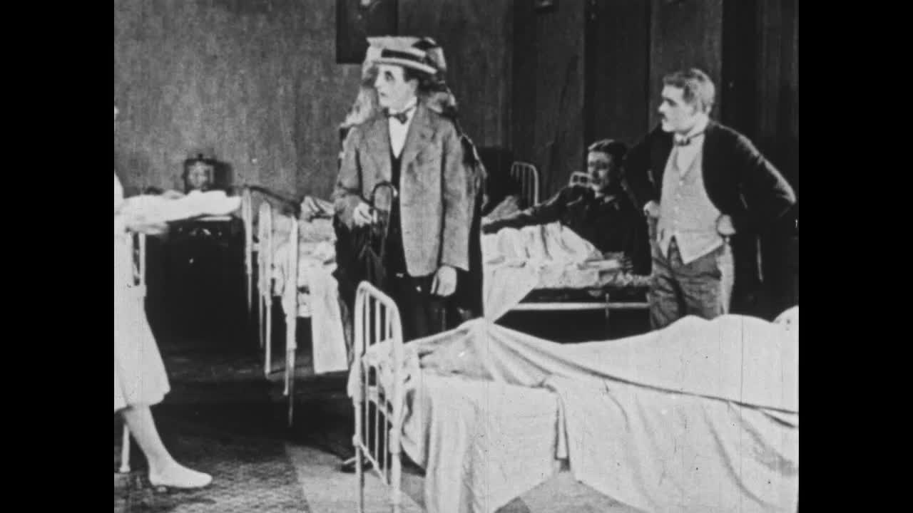 1925年，护士尖叫着从一个穿着骷髅海报的男人身边跑开视频下载