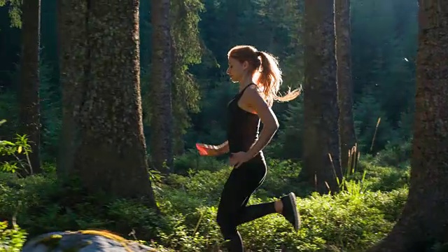 女运动员在大自然中奔跑视频素材