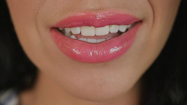 粉红色的微笑女人的嘴唇视频下载