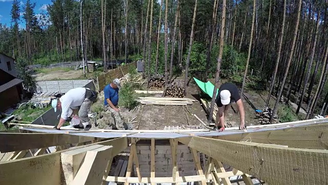 屋顶工人建造屋顶。视频素材
