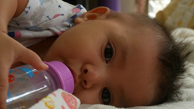 婴儿奶瓶喂养视频素材