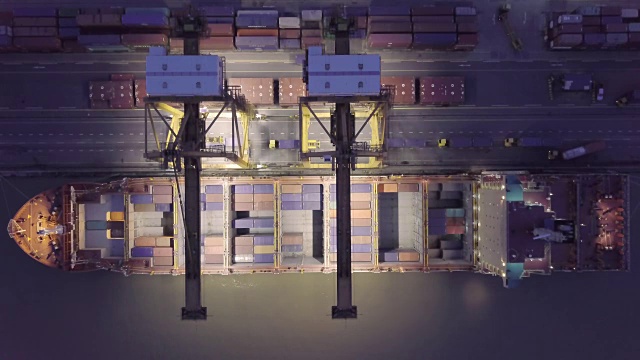 航拍船厂在夜间装载货柜货物视频素材
