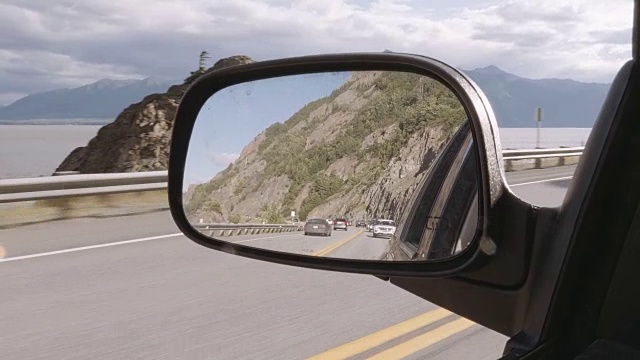 超高清4K:美丽的阿拉斯加风景在汽车后视镜视频下载