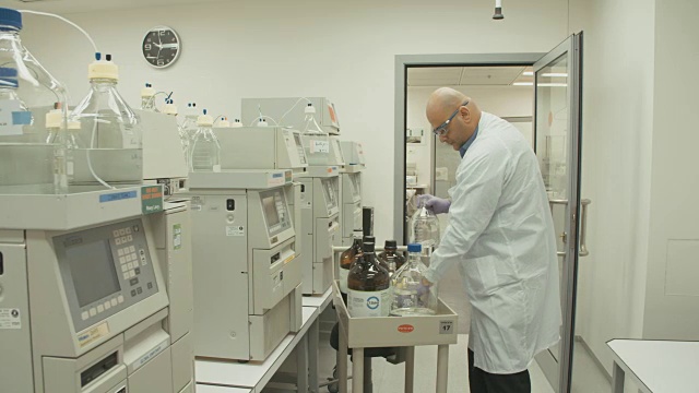 在制药实验室使用质谱仪进行实验的科学家视频下载