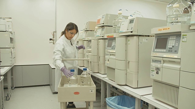 在制药实验室使用质谱仪进行实验的科学家视频下载