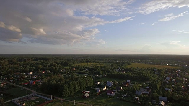 夏天的俄罗斯乡村，鸟瞰图视频素材