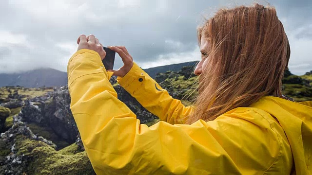 女人欣赏冰岛的岩石和苔藓景观视频素材