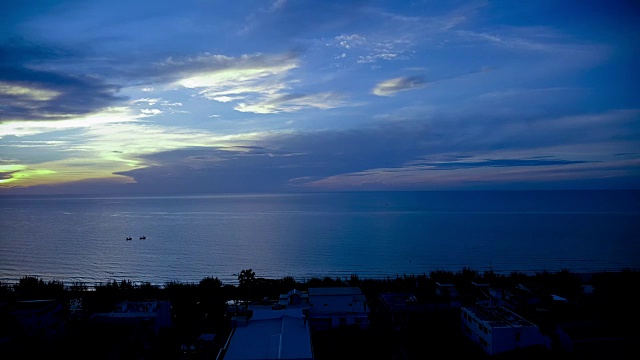 海边的日出，美丽的多云天空。视频素材