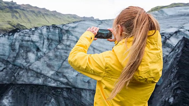 游客拍摄被火山灰覆盖的冰川视频下载