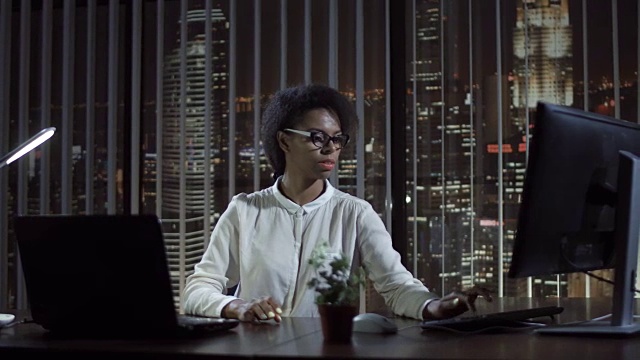 在办公室工作的黑人女性视频素材