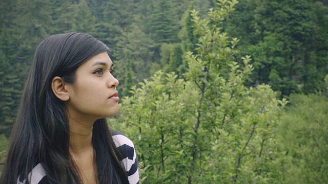年轻女子在山上放松和享受新鲜空气视频素材