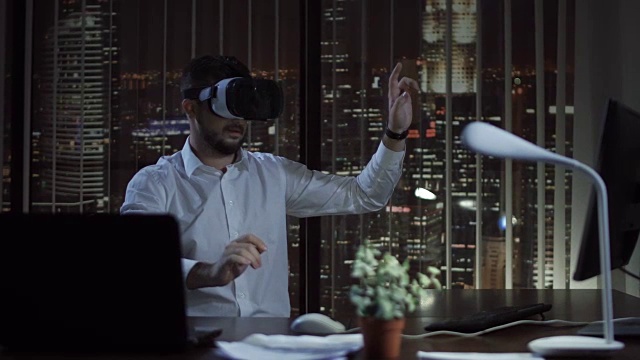 戴着VR眼镜的男人在办公室视频素材
