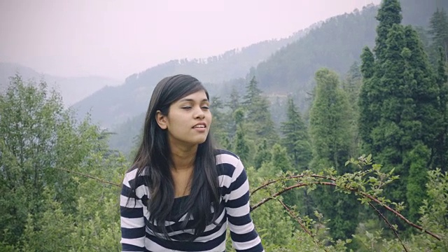 年轻女子在山上放松和享受新鲜空气视频素材