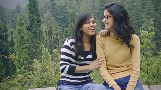 女性朋友坐在一起，享受山上的新鲜空气视频下载