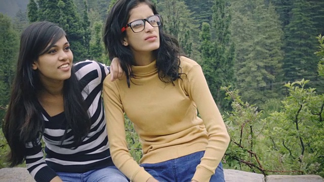 女性朋友坐在一起，享受山上的新鲜空气视频下载