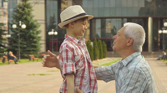 老人拥抱他的孙子视频下载