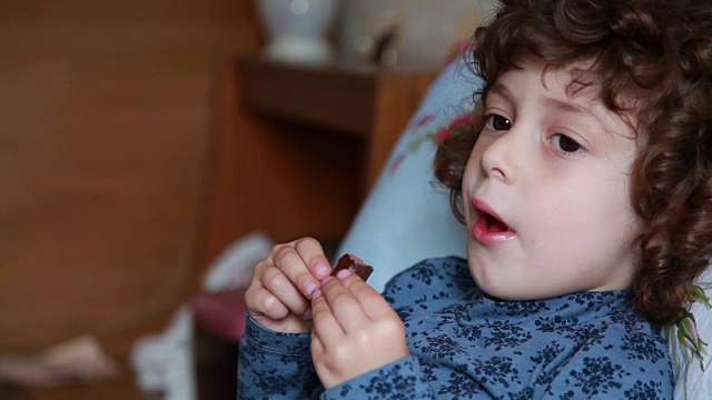 一个小女孩在吃巧克力糖的特写视频下载