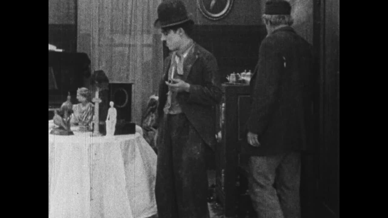 1915年，可疑的女人在工人查理·卓别林和他的老板面前把银器锁在保险箱里，他们反过来藏起了他们的手表视频下载