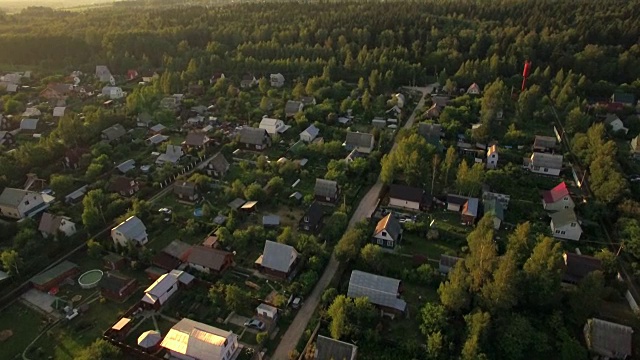 在俄罗斯的绿树林里飞过避暑小屋视频素材