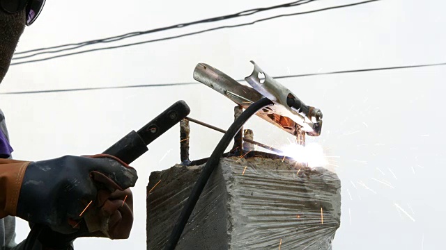 工人电弧焊钢视频素材