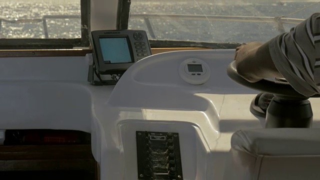 船长在海上驾驶游艇视频素材