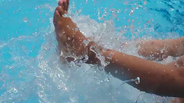 水里女孩的腿。缓慢的运动。视频购买