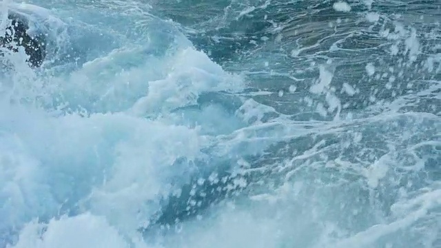 海浪冲击着石滩-慢镜头。视频素材