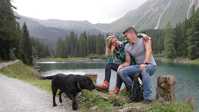 成熟的成年夫妇在湖边拥抱和享受自然视频素材