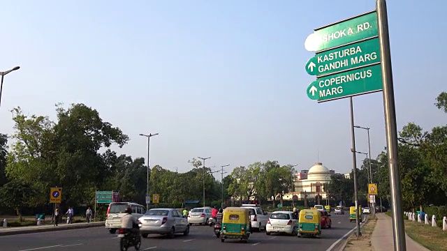 印度新德里印度门周围城市道路上的交通视频素材