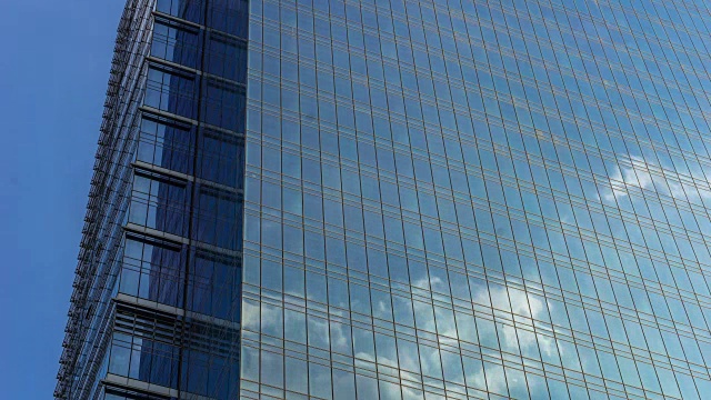 现代城市中城区现代建筑的玻璃墙时光流逝视频素材