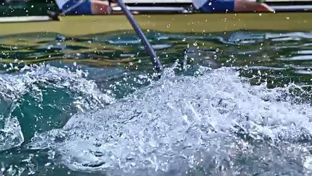 SLO MO桨叶击打水面，在阳光下溅起水花视频素材